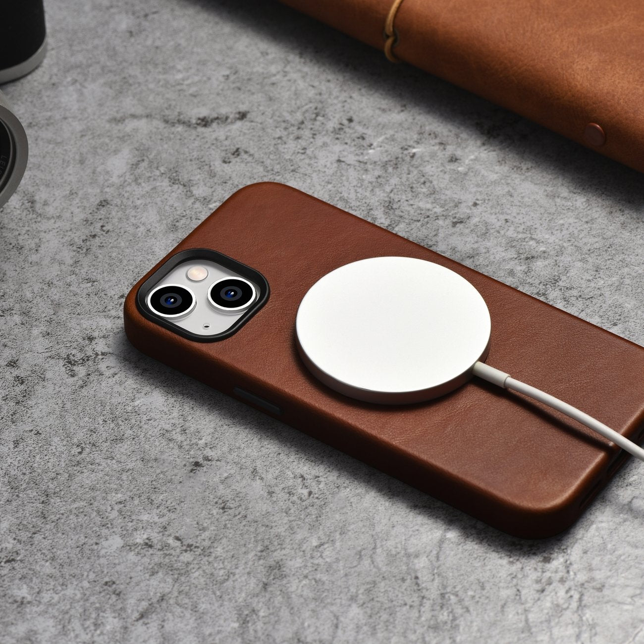 Ümbris iCarer Oil Wax Premium Leather iPhone 14 Plus MagSafe (pruun)